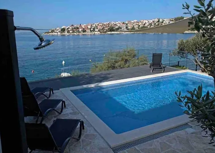 Beachfront With Pool - Myway فيلة