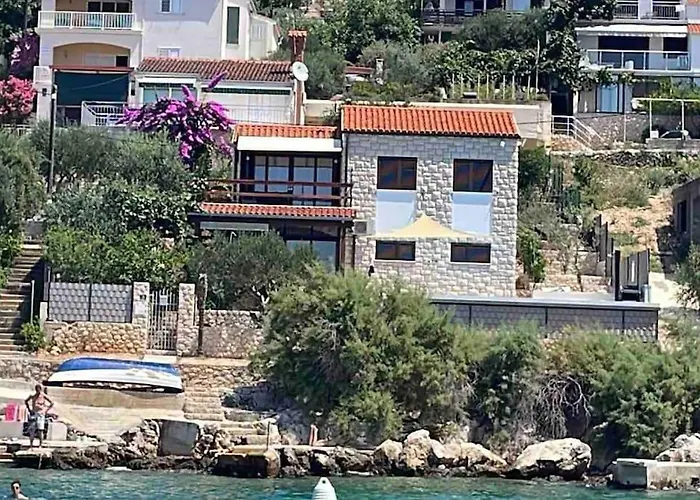 Beachfront With Pool - Myway تروغير