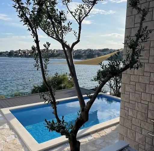 Beachfront With Pool - Myway تروغير