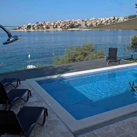 Beachfront With Pool - Myway Vila