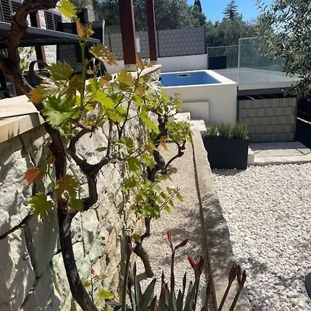 Beachfront With Pool - Myway トロギール