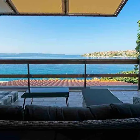 Vila Beachfront With Pool - Myway