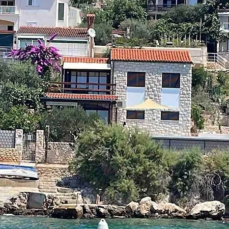 Beachfront With Pool - Myway تروغير