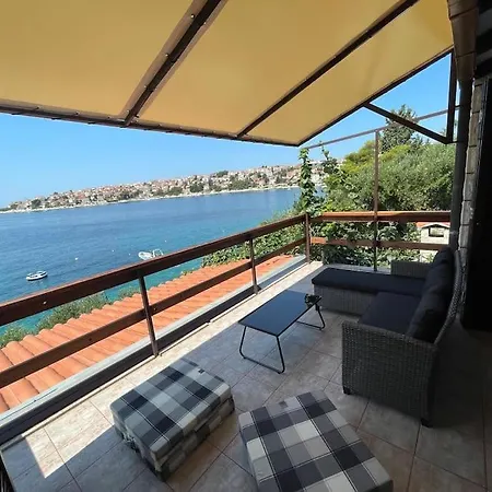 Beachfront With Pool - Myway * トロギール