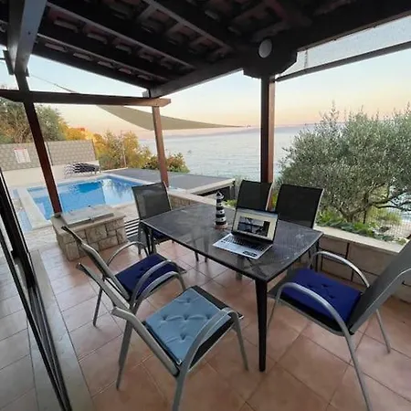 Beachfront With Pool - Myway