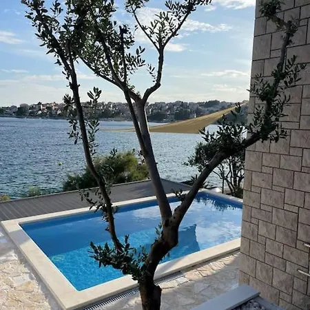 Beachfront With Pool - Myway トロギール